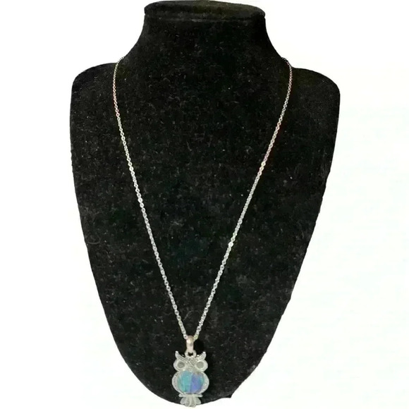 🎉2/$17🎉 Cute iridescent abalone shell silver owl necklace - Picture 4 of 6